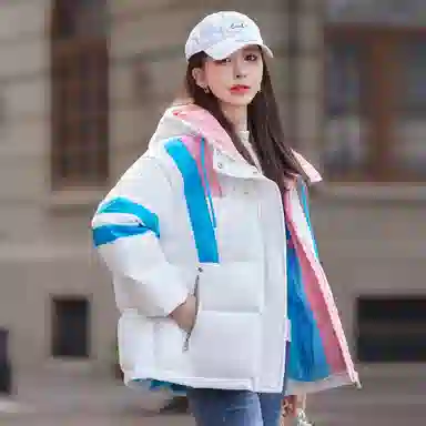 鸭鸭 撞色厚款保暖宽松短款连帽羽绒服 女款 月影白色