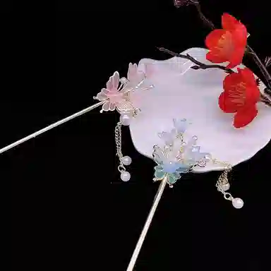 【愿君福叠】 指尖瑰宝 彩蝶翩翩蝴蝶花朵发钗高级感珍珠流苏步摇新中式古风盘发发饰簪花优雅气质 镀银 发簪 女款