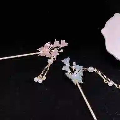 【愿君福叠】 指尖瑰宝 彩蝶翩翩蝴蝶花朵发钗高级感珍珠流苏步摇新中式古风盘发发饰簪花优雅气质 镀银 发簪 女款