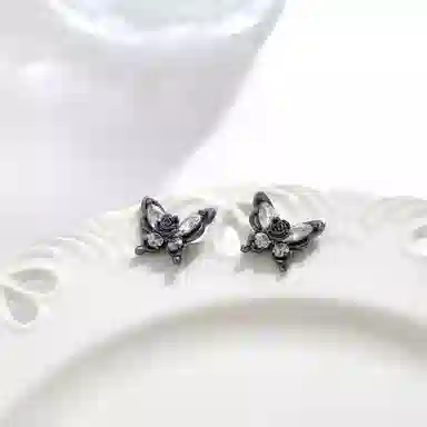 指尖瑰宝 甜酷风黑色蝴蝶玫瑰耳饰复古小众森系高级感时尚优雅百搭甜美日常通勤 铜 耳环 女款