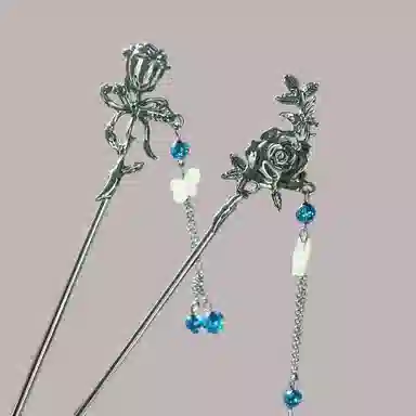 指尖瑰宝 玫瑰人生 新中式古风玫瑰蝴蝶发饰 高级感立体不规则清冷风 甜酷个性 合金 发簪 女款