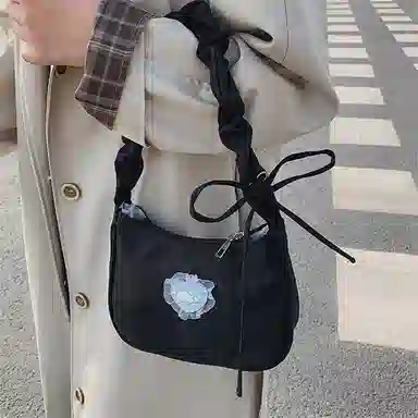 爱心设计感腋下包月亮包褶皱可爱抽绳手提包 帆布 单肩包 常规 女款 白色/黑色