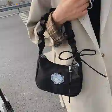 爱心设计感腋下包月亮包褶皱可爱抽绳手提包 帆布 单肩包 常规 女款 白色/黑色