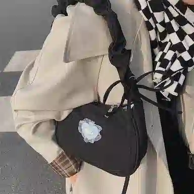 爱心设计感腋下包月亮包褶皱可爱抽绳手提包 帆布 单肩包 常规 女款 白色/黑色