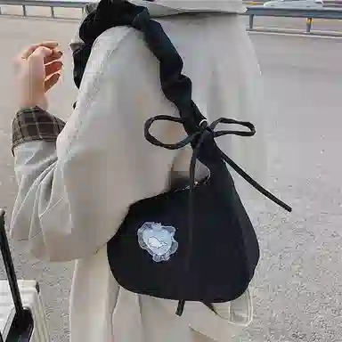 爱心设计感腋下包月亮包褶皱可爱抽绳手提包 帆布 单肩包 常规 女款 白色/黑色