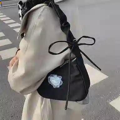 爱心设计感腋下包月亮包褶皱可爱抽绳手提包 帆布 单肩包 常规 女款 白色/黑色