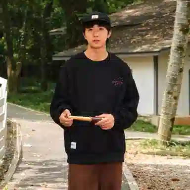 AMBER LIGHT Logo Patch Sweatshirt