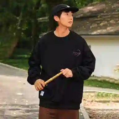 AMBER LIGHT Logo Patch Sweatshirt