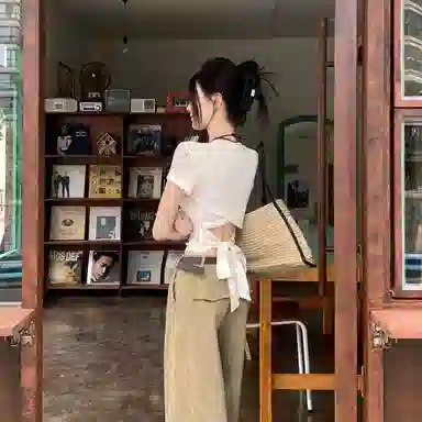 SOIEPLUS Bow Tie Tee