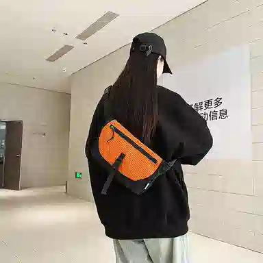 小众设计日常休闲通勤质感胸包运动出行旅行邮差包骑行包小方包 尼龙 斜挎包 男女同款情侣款 多色