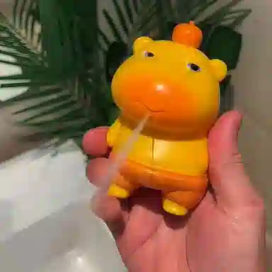 纯兔鼠 水豚噜噜 萌趣按压式捏捏小水枪 戏水打水仗手持 玩具