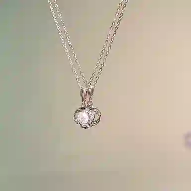 【 999足银 福韵金 】六桂福珠宝 莫比乌斯 一见钟情白玫瑰轻奢浪漫四叶草幸运吊坠表白告白小众设计简约百搭锁骨链 纯银 礼盒装项链 女款