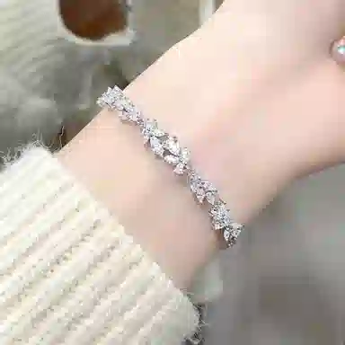 【 999纯银丨满钻爆闪 福韵金 】六桂福珠宝 紫藤花微笑宝石花朵轻奢浪漫小众设计在逃公主高级甜美温柔气质百搭百搭好运 足银 手链 女款