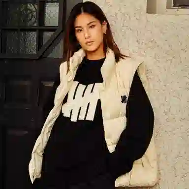 UNDEFEATED Large Logo Pullover Sweater