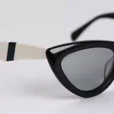 青雉作 欧美倒三角形墨镜 度假高级感熊猫黑白 偏光镜防紫外线 浅色大脸显脸小 板材镜架 猫眼 太阳眼镜 男女同款情侣款 灰色 茶色镜片