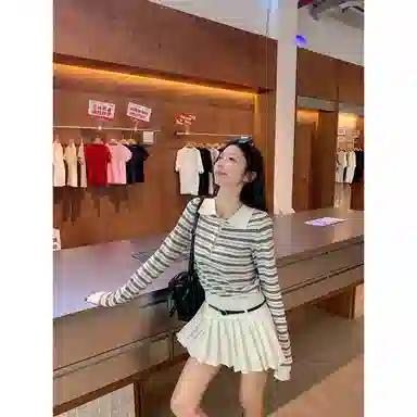 CASTLE WOODS polomiu