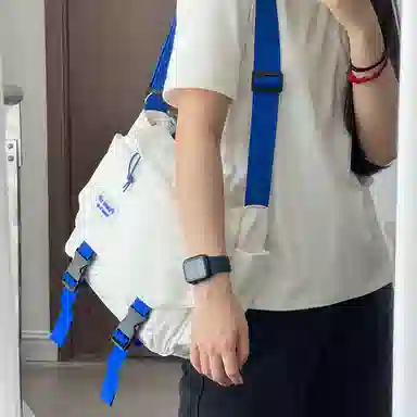 维多利亚旅行者 纯色翻盖开合休闲时尚防泼水 涤纶 邮差包单肩斜挎包 常规 男女同款情侣款 蓝拼白