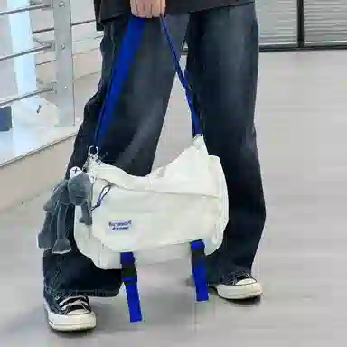 维多利亚旅行者 纯色翻盖开合休闲时尚防泼水 涤纶 邮差包单肩斜挎包 常规 男女同款情侣款 蓝拼白