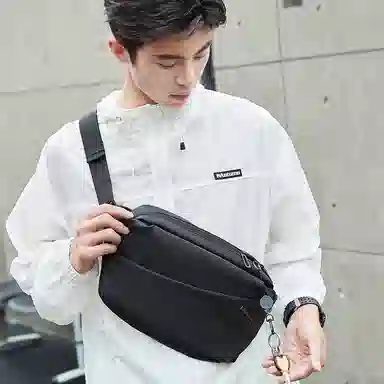 Victoria Traveler Crossbody Bag Black