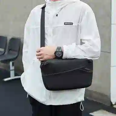 Victoria Traveler Crossbody Bag Black