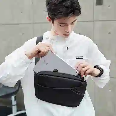 Victoria Traveler Crossbody Bag Black