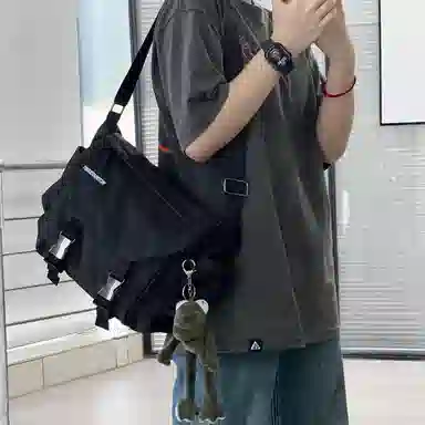 维多利亚旅行者 纯色翻盖开合休闲时尚防泼水 涤纶 邮差包单肩斜挎包 常规 男女同款情侣款 蓝拼白