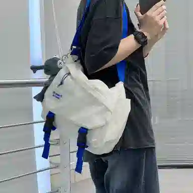 维多利亚旅行者 纯色翻盖开合休闲时尚防泼水 涤纶 邮差包单肩斜挎包 常规 男女同款情侣款 蓝拼白