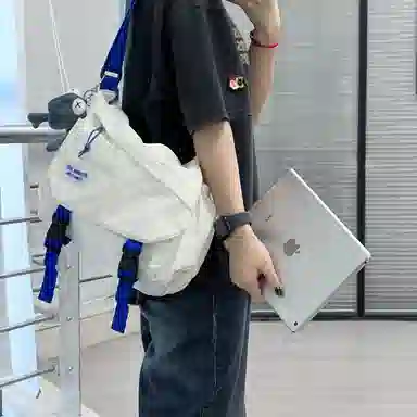 维多利亚旅行者 纯色翻盖开合休闲时尚防泼水 涤纶 邮差包单肩斜挎包 常规 男女同款情侣款 蓝拼白