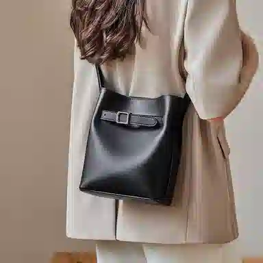 纳兰杜 包包女通勤百搭高级感简约精致休闲女包 牛皮拼合成革 水桶包单肩斜挎包 中号 女款 子夜黑