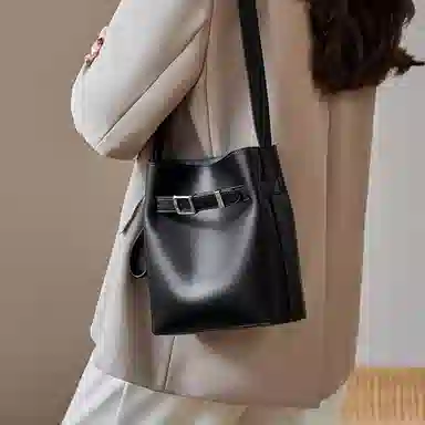 纳兰杜 包包女通勤百搭高级感简约精致休闲女包 牛皮拼合成革 水桶包单肩斜挎包 中号 女款 子夜黑