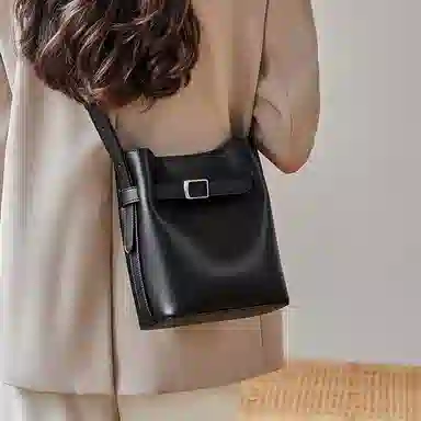 纳兰杜 包包女通勤百搭高级感简约精致休闲女包 牛皮拼合成革 水桶包单肩斜挎包 中号 女款 子夜黑