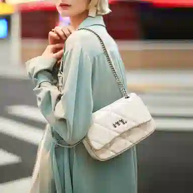 妙迪 小香风高级感简约精致时尚百搭气质通勤菱格绣线少女链条包小方包腋下包 牛皮 单肩斜挎女包 常规 女款 奶昔白