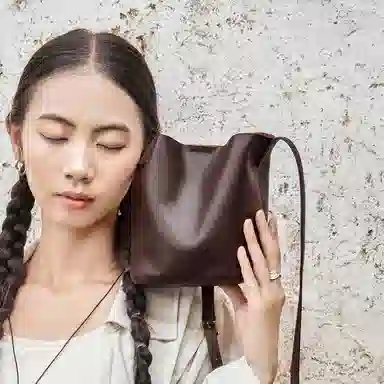 纳兰杜 高级质感复古水桶包极简风休闲百搭通勤 牛皮 斜挎单肩包 常规 女款 咖色