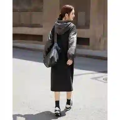【dme】 云感棉混纺冬季慵懒都市连帽落肩拼接设计感宽松卫衣式休闲皮质袖子时尚简约舒适显瘦长袖连衣裙 女款