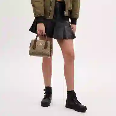 COACH Andrea Carryall 22