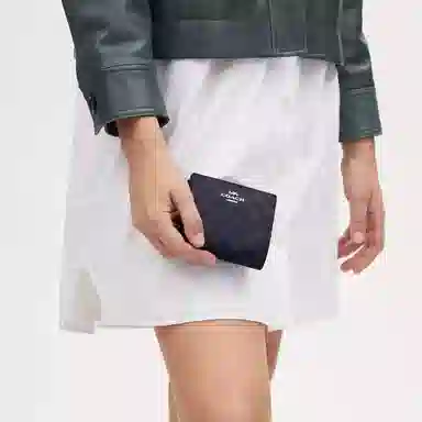 COACH Snap Wallet 11 Logo