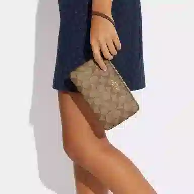 COACH Corner Zip Wristle 20 Logo
