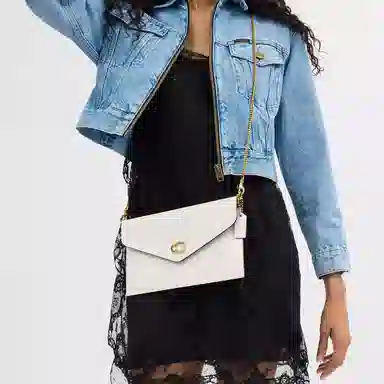 COACH Essential 27 Logo