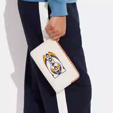 COACH Corner Zip 20 Logo