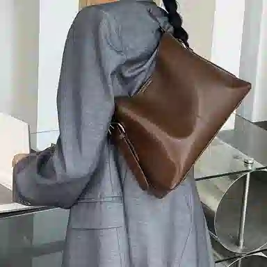 恒源祥 时尚百搭高级感百搭真皮复古商务通勤 牛皮 水桶包单肩包 女款 黑色/咖啡色