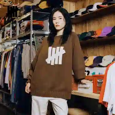 UNDEFEATED Large Logo Pullover Sweater