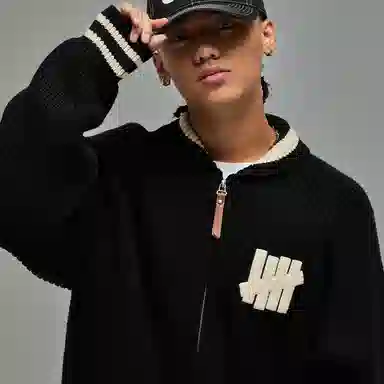 UNDEFEATED FW25 Striped Logo Knit Polo