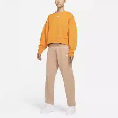 Nike Sportswear Collection Essentials Logo