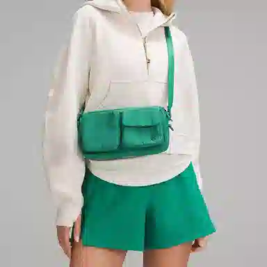 lululemon Multi-Pocket 2.5L Logo