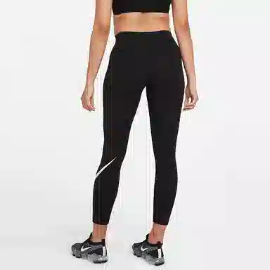 Nike Sportswear Essential Swoosh Logo