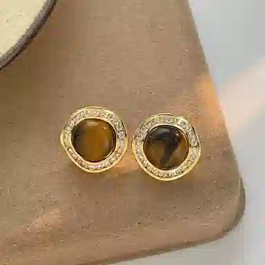 925