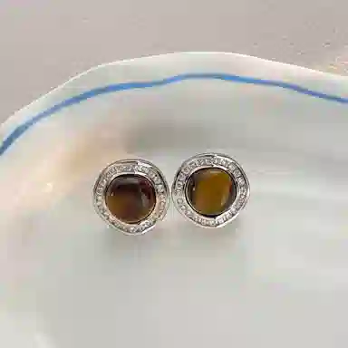 925