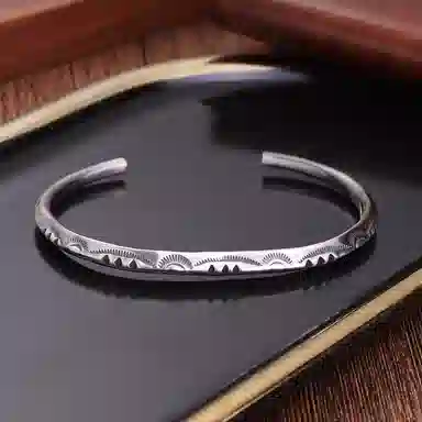 925