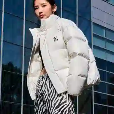 MLB Yankees Logo Down Jacket Cream