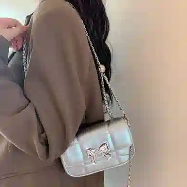 老人头 小众设计精致简约高级感百搭蝴蝶结 聚氨酯合成革 腋下单肩斜挎包 常规 女款 银色